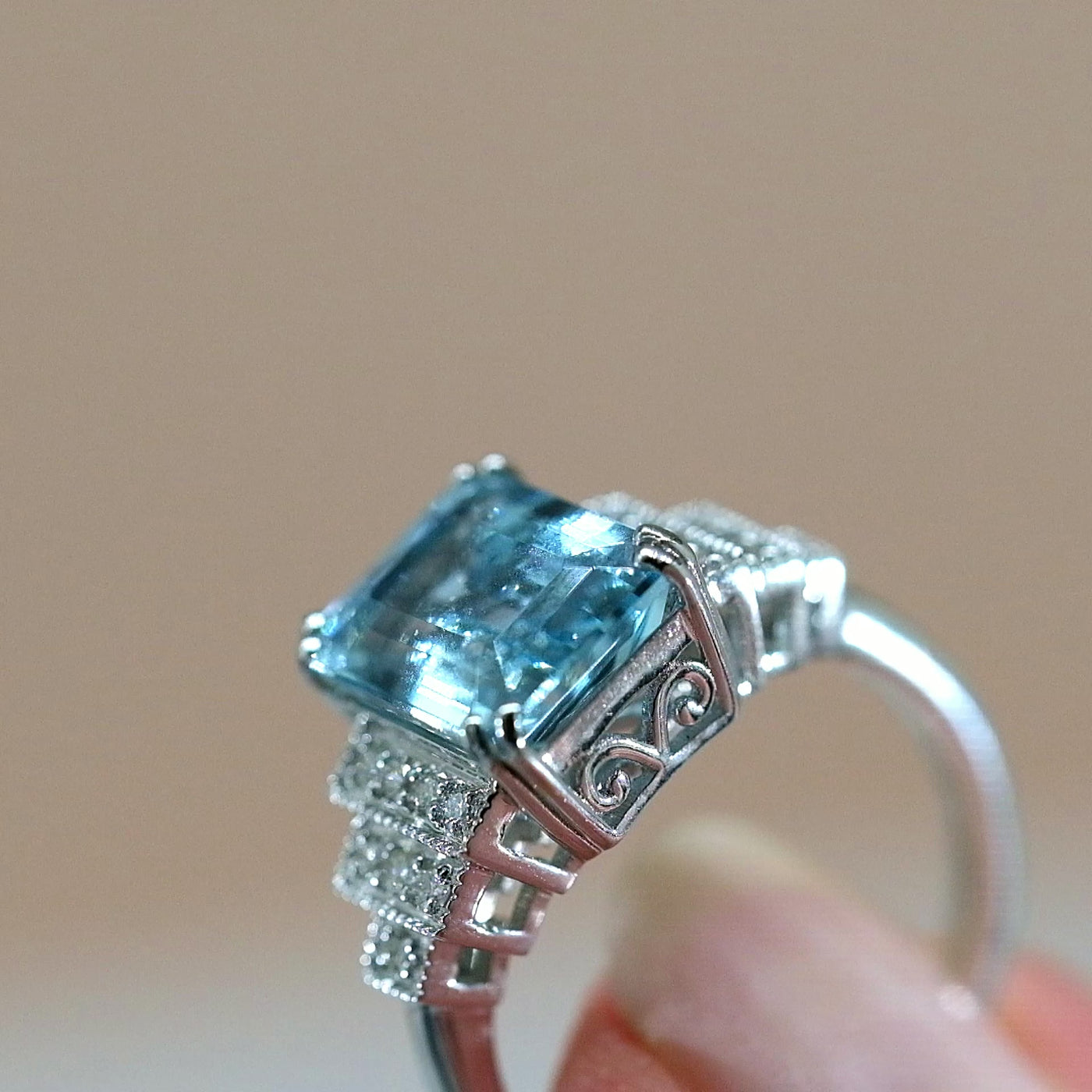18K White Gold Aquamarine & Diamond Ring