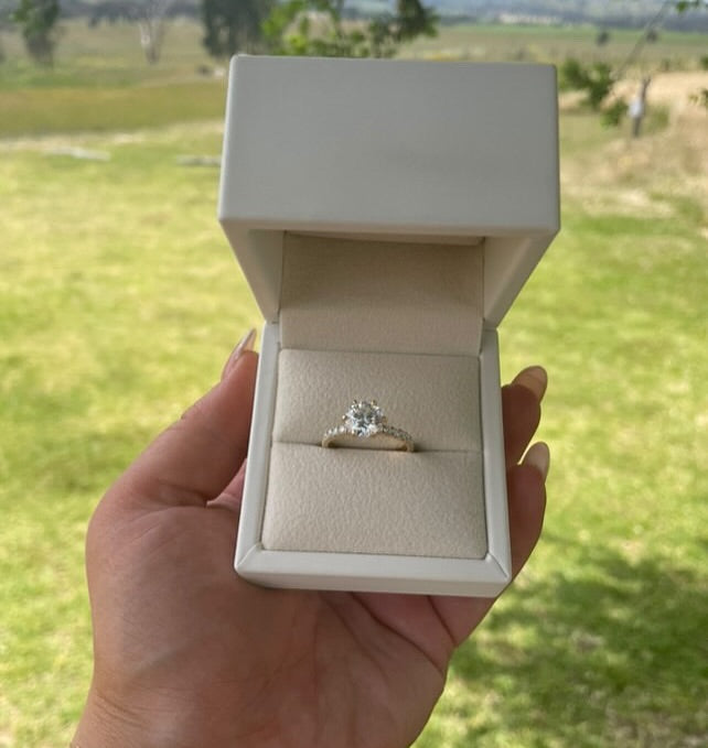 The Vera Ring - 6-claws and Fine Pave Band
