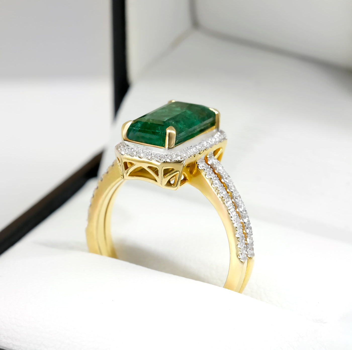 18K Yellow Gold Emerald & Diamond Ring