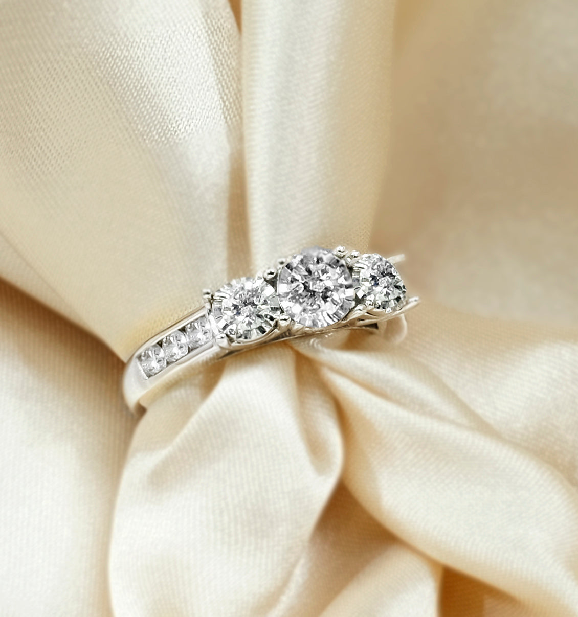 18K White Gold Diamond Anniversary/Engagement Ring