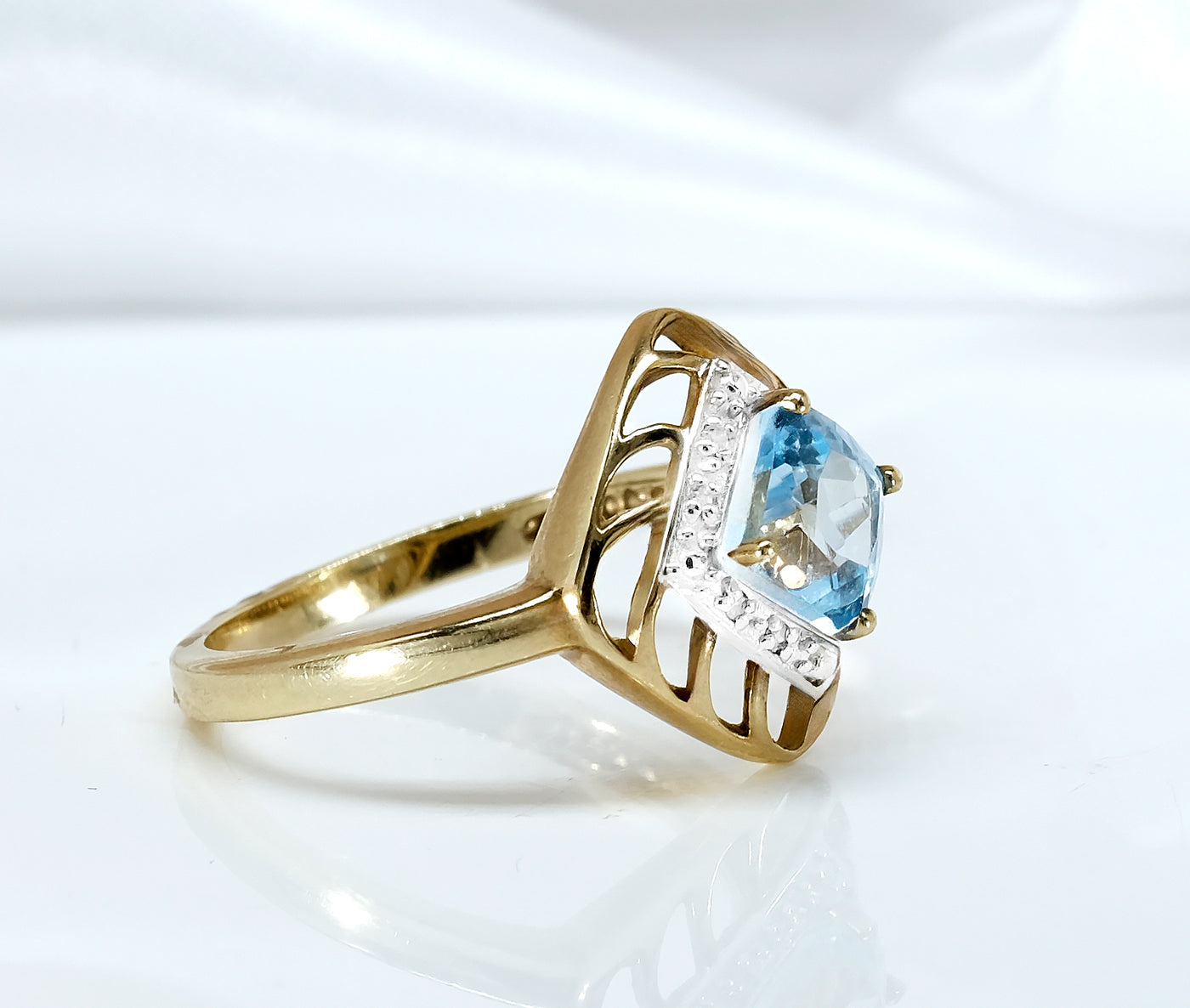 9K Yellow Gold Blue Topaz Ring