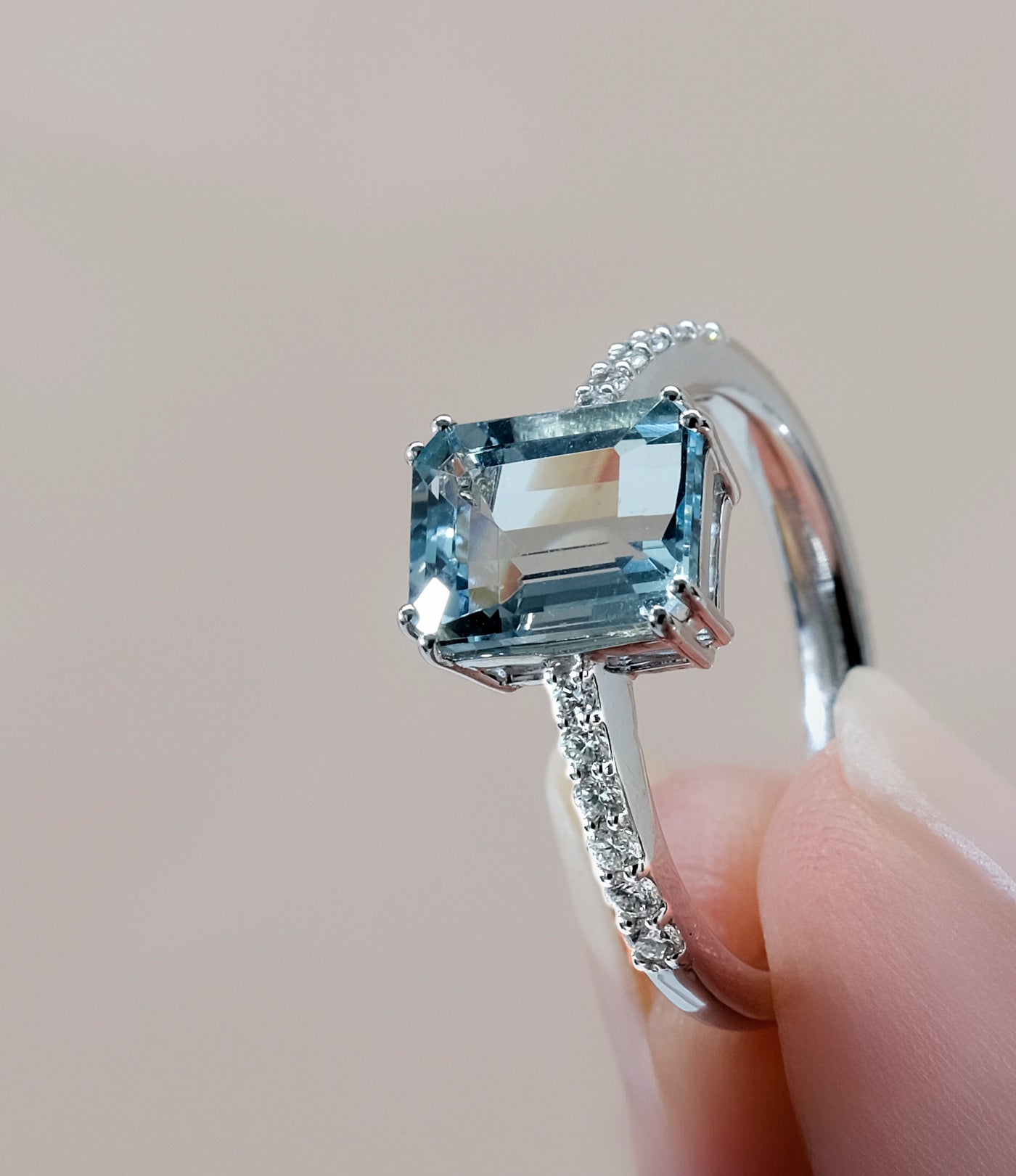 18K White Gold Diamond & Aquamarine Ring