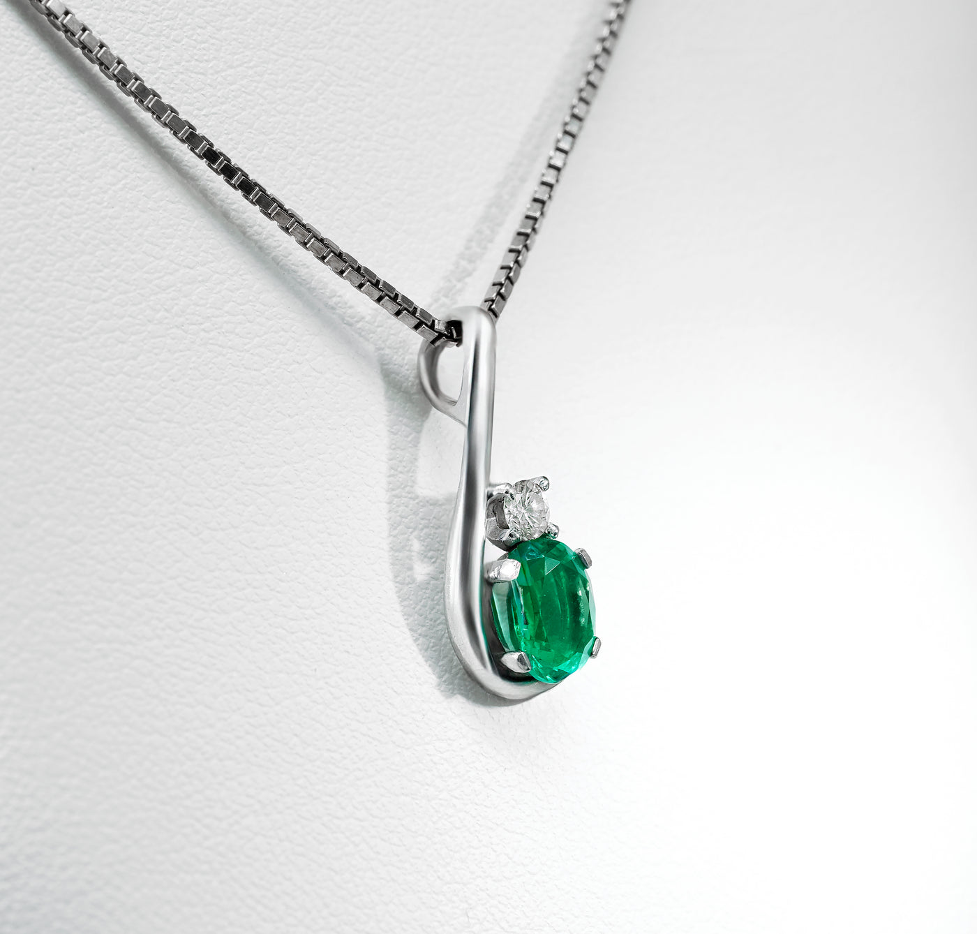 9K White Gold Emerald & Diamond Pendant