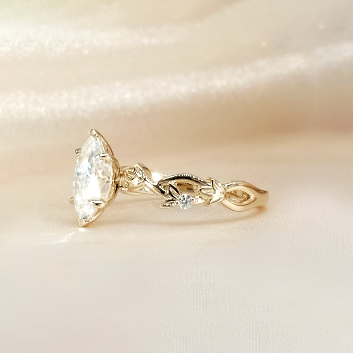 The Liana Ring - Solitaire Leaf Design